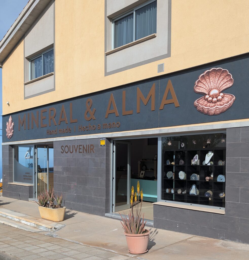 fachada mineral alma la escalona tienda de minerales
